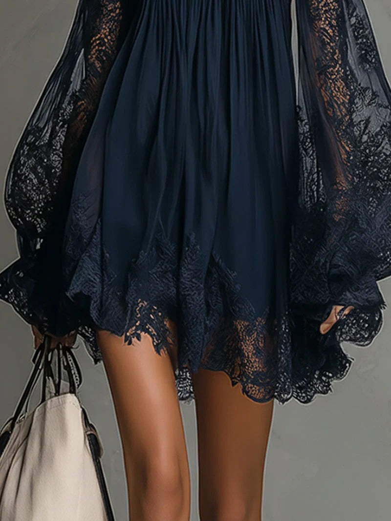 Noemi | Vestido mini en chiffon azul navy con hombros descubiertos y encaje