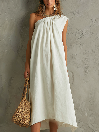 Vestido maxi blanco minimalista con un solo hombro y ambiente de resort
