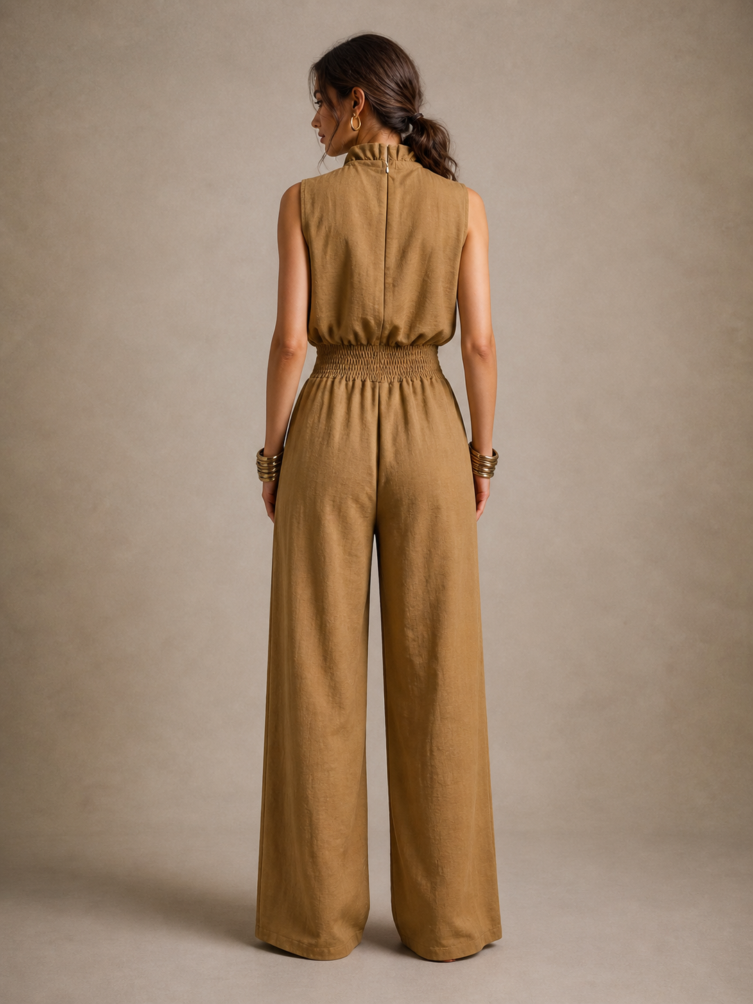 Zenaide | Mono color camel con cuello alto anudado y pierna amplia