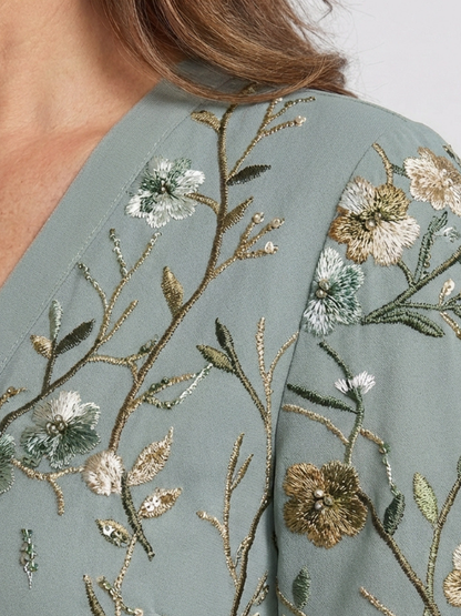 Evadne™ | Vestido maxi floral de manga corta con escote en V
