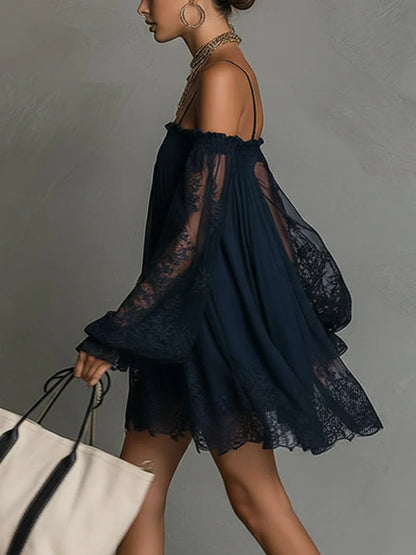 Noemi | Vestido mini en chiffon azul navy con hombros descubiertos y encaje