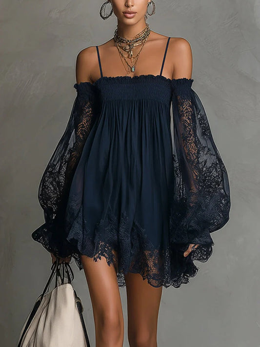 Noemi | Vestido mini en chiffon azul navy con hombros descubiertos y encaje
