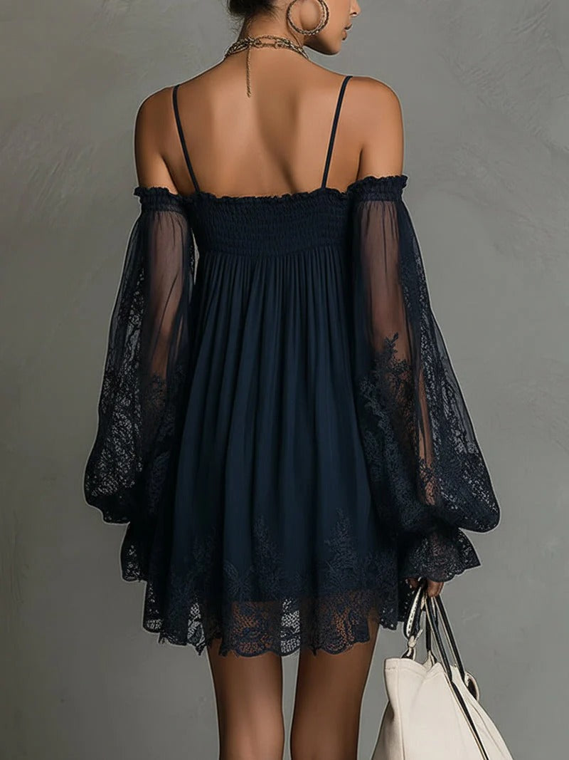 Noemi | Vestido mini en chiffon azul navy con hombros descubiertos y encaje