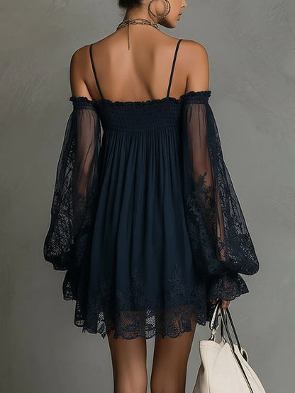 Noemi | Vestido mini en chiffon azul navy con hombros descubiertos y encaje